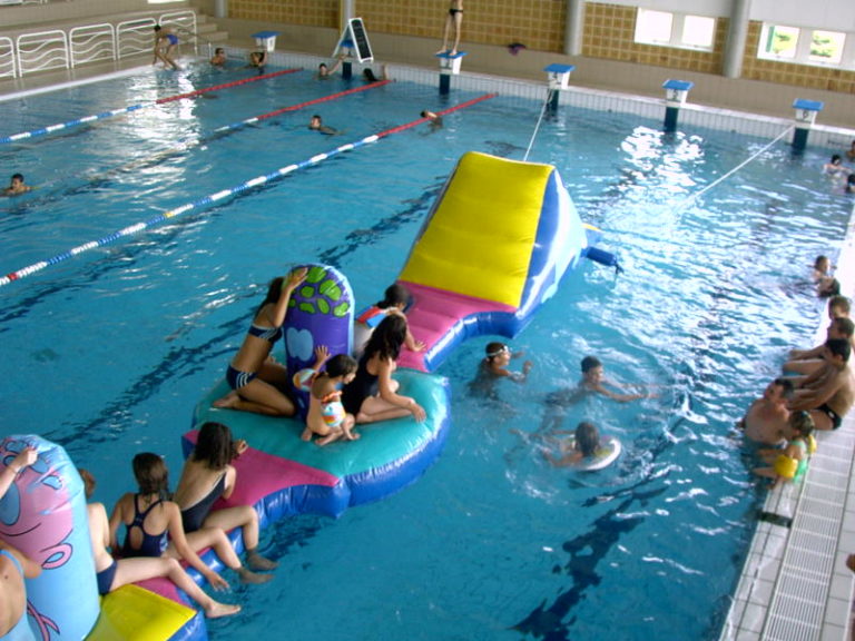 Structure gonfable au centre aquatique Capfl'O à Flers