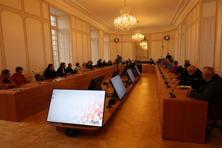 La salle du conseil municipal a été équipée de dispositifs de diffusion numérique.