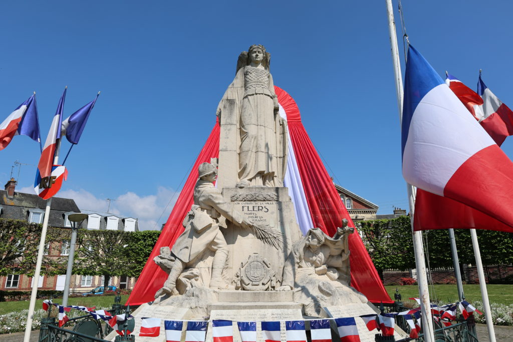 Le monument aux morts de Flers, square Delaunay, spécialement décoré pour la cérémonie du 79e anniversaire du 8 mai 1945.