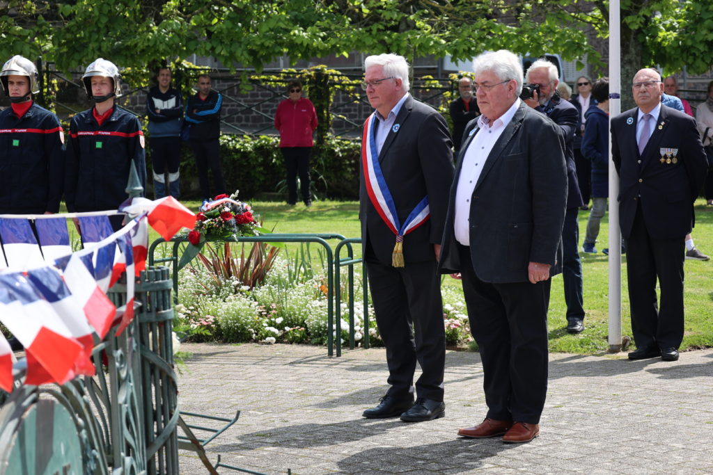Yves GOASDOUE, maire de Flers, et de Jean-Pierre HUREL, maire-adjoint de Flers délégué aux cérémonies patriotiques