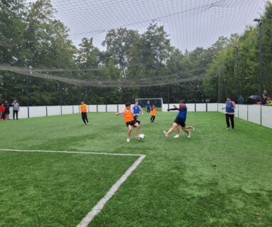 Foot, cultures urbaines et sport de pleine nature pour les jeunes en août à Flers