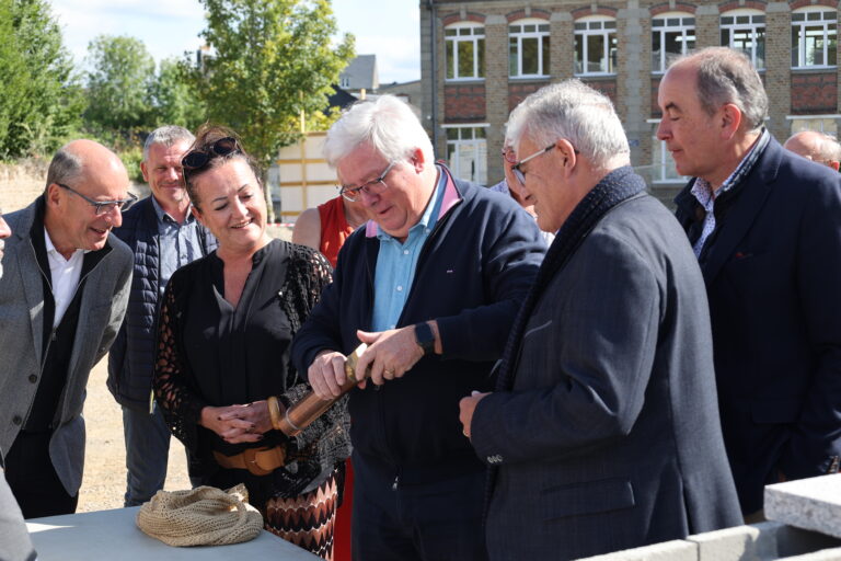 Yves Goasdoué insère le parchemin de la signature officielle de la construction de l'ensemble immobilier.