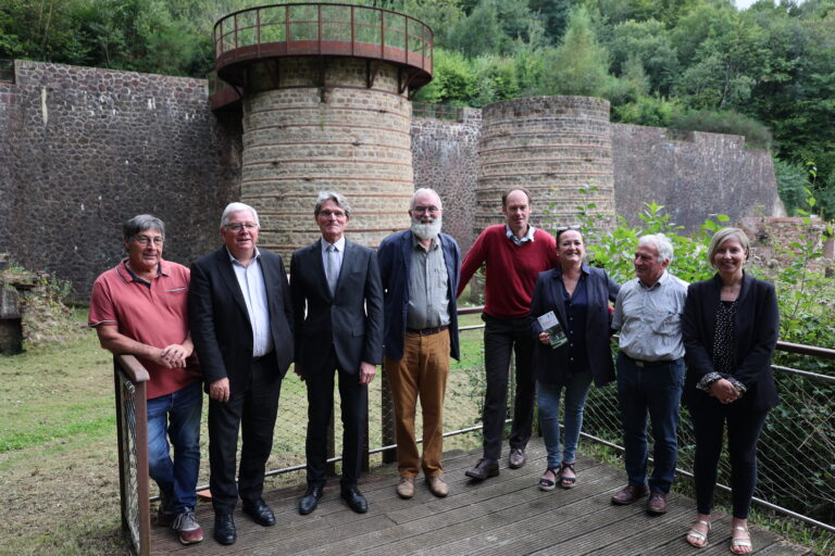 Au centre : Laurent Martaing, président du parc et géoparc Normandie-Maine