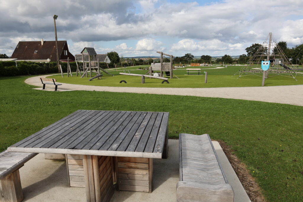 Une table de pique-nique se trouve à proximité des jeux pour enfants et des deux terrains de pétanque.