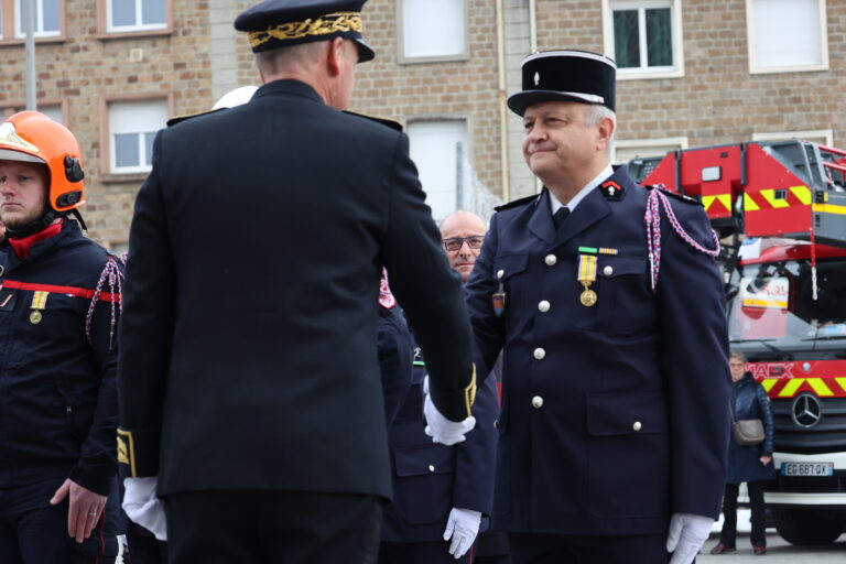 Le lieutenant Jérôme RAOULT (médaille d'or pour 30 ans de service)