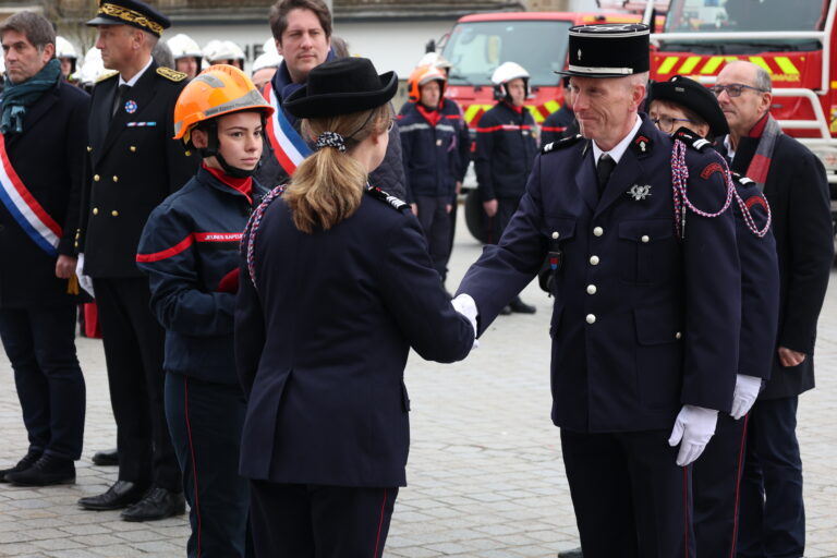 Le lieutenant Franck FOLLIOT (insigne de chef de centre avec étoile d'argent pour 5 ans d'années de commandement).