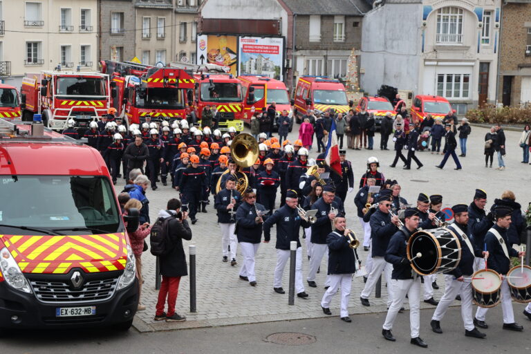 Après la cérémonie le cortège s'est rendu en salle d'honneur de la mairie de Flers pour les discours et le verre de l'amitié.