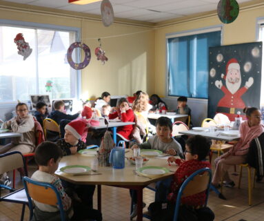 À Flers, 580 enfants des écoles publiques partagent un repas de Noël