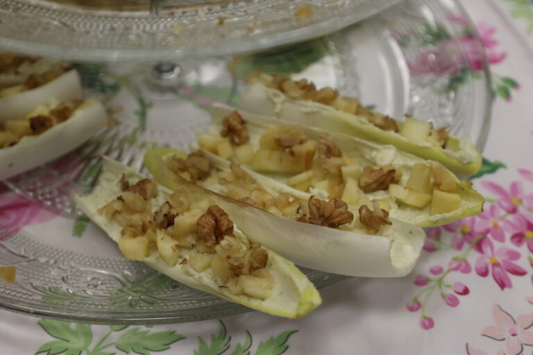 Bouchée fraîche endive, fromage, pomme et noix