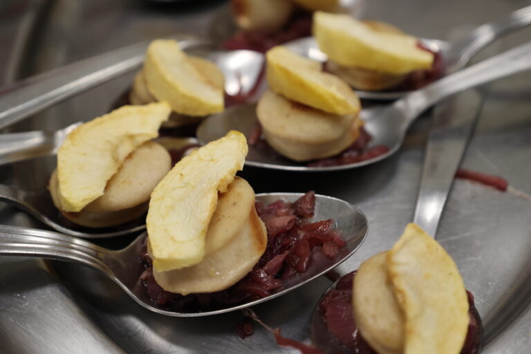 Cuillère de boudin, confit d'oignons et pomme rôtie