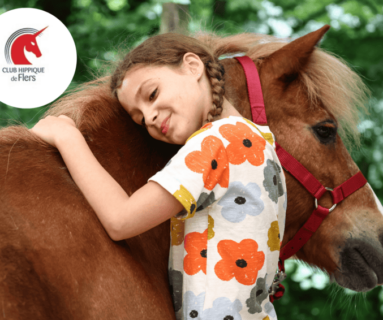 Duo parent-enfant au poney