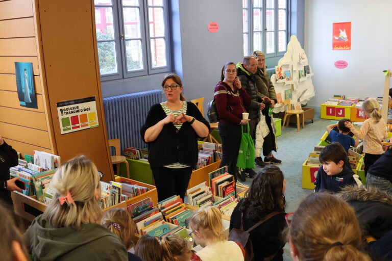 Christelle Désert, agent de la médiathèque de Flers, a présenté l'organisation des collections jeunesse aux familles.