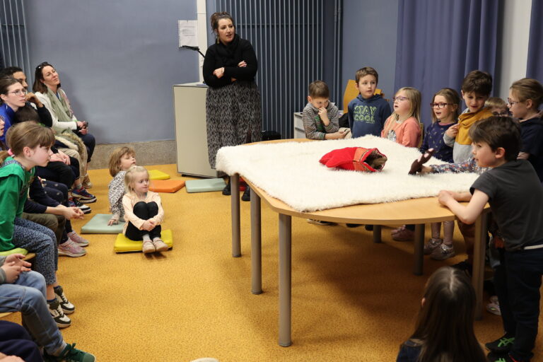 Les enfants ont raconté leur tapis de lecture à leurs parents.