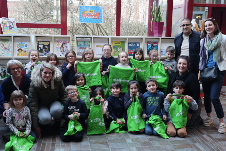 Les supers lecteurs et super lectrices de l'école de La Chapelle-Biche avec quelques parents.