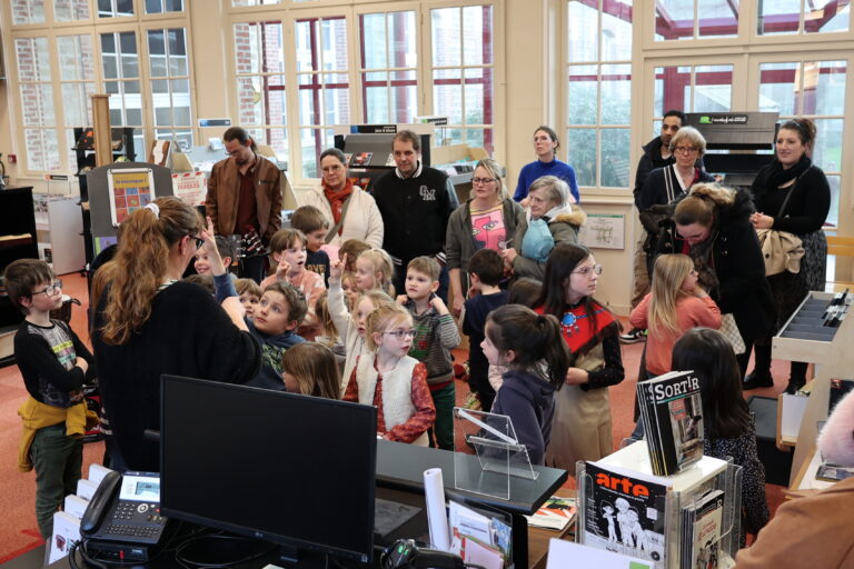 Les enfants sont d'abord allés présenter la salle Musique à leurs parents où l'on peut emprunter CD, vinyles et objets musicaux.